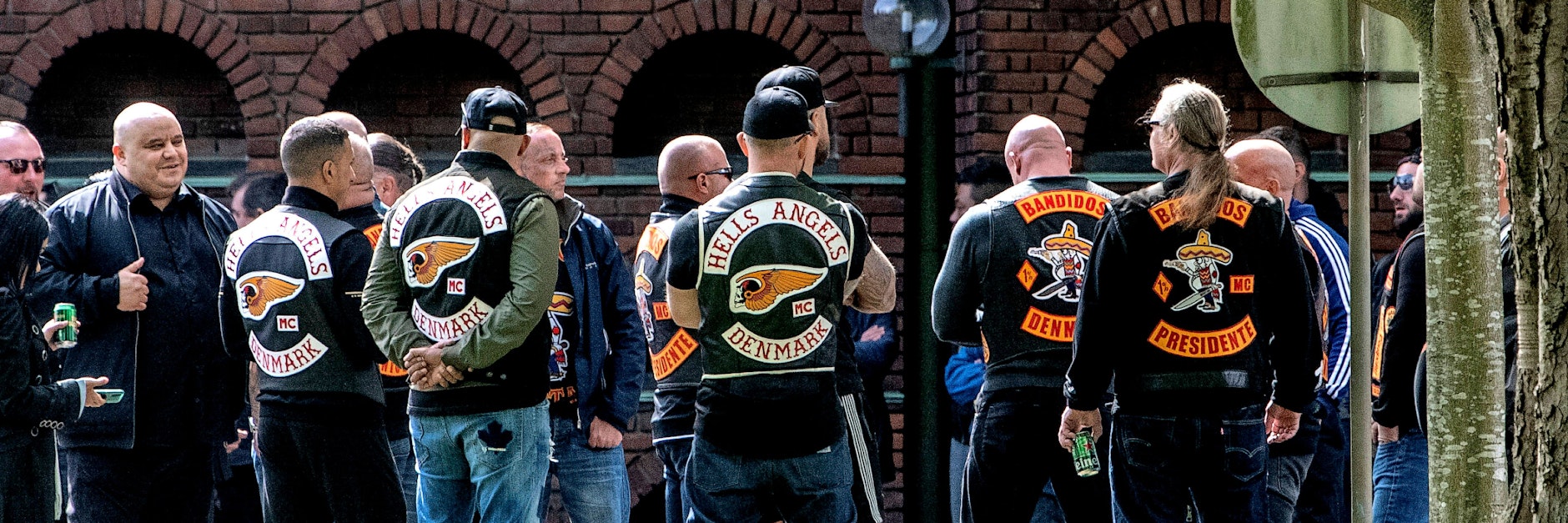 Mitglieder der ehemals verfeindeten Rockerclubs Hells Angels und Bandidos bei einer gemeinsamen Trauerfeier.