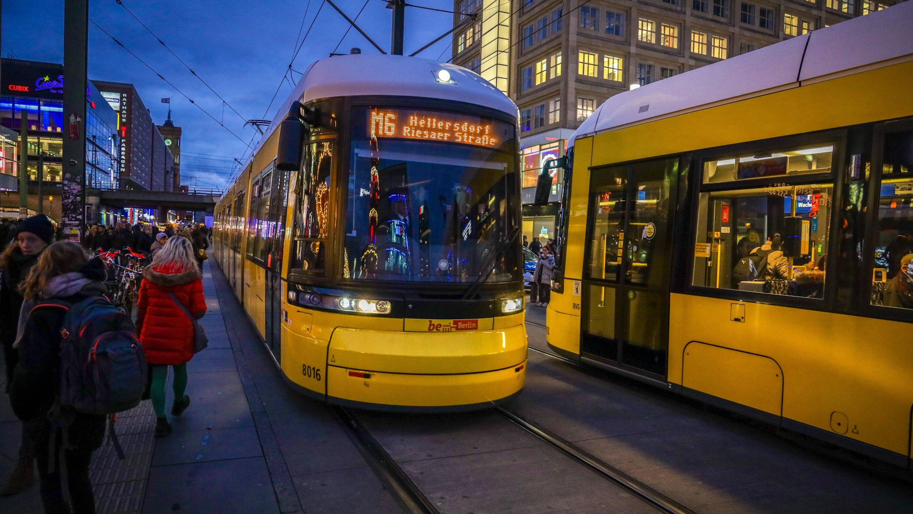 Eine Straßenbahn der BVG auf dem Alexanderplatz. Derzeit ist das Streckennetz 194 Kilometer lang.