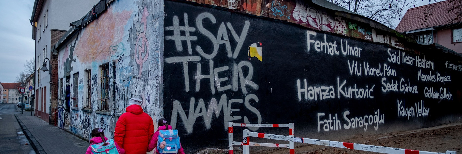 Die Namen der Opfer des rassistischen Terroranschlags stehen an einer Hauswand in Hanau.