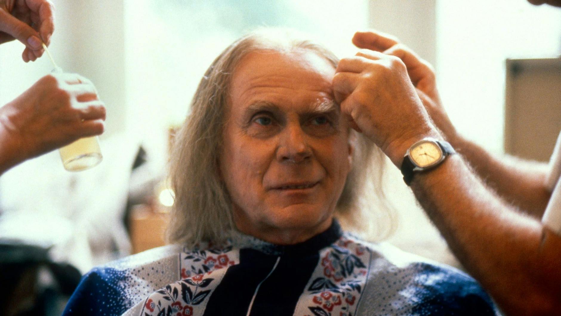 Spielte mehrere Rollen: In der Maske wird Loriot zum Dichter Lothar Frohwein.