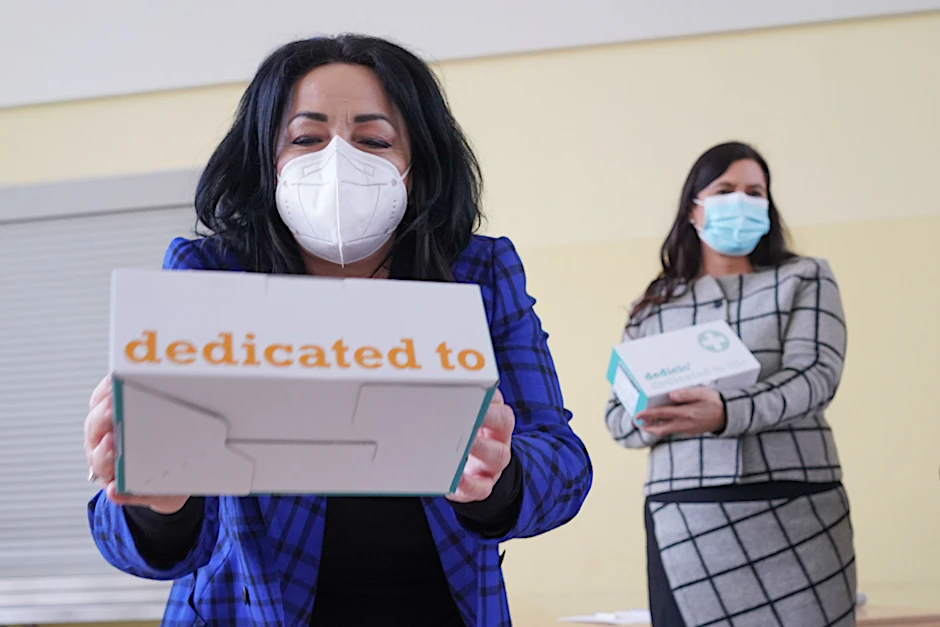 19.02.2021: Berlins Bildungssenatorin Sandra Scheeres (r.) und Gesundheitssenatorin Dilek Kalayci (beide SPD) stellen die neue Teststrategie mit Dedicio-Selbst- und Schnelltests an Berliner Schulen vor.