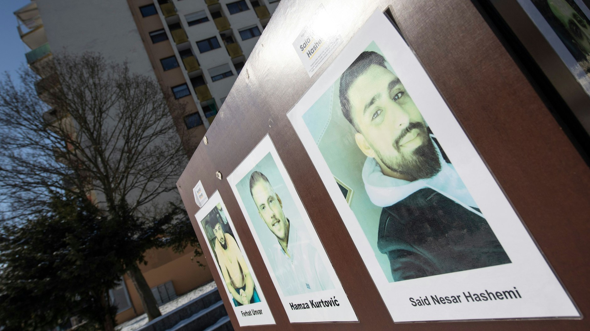 Am Tatort in Kesselstadt erinnern Fotos von Ferhat Unvar, Hamza Kurtović und Said Nesar Hashemi an drei der Todesopfer.