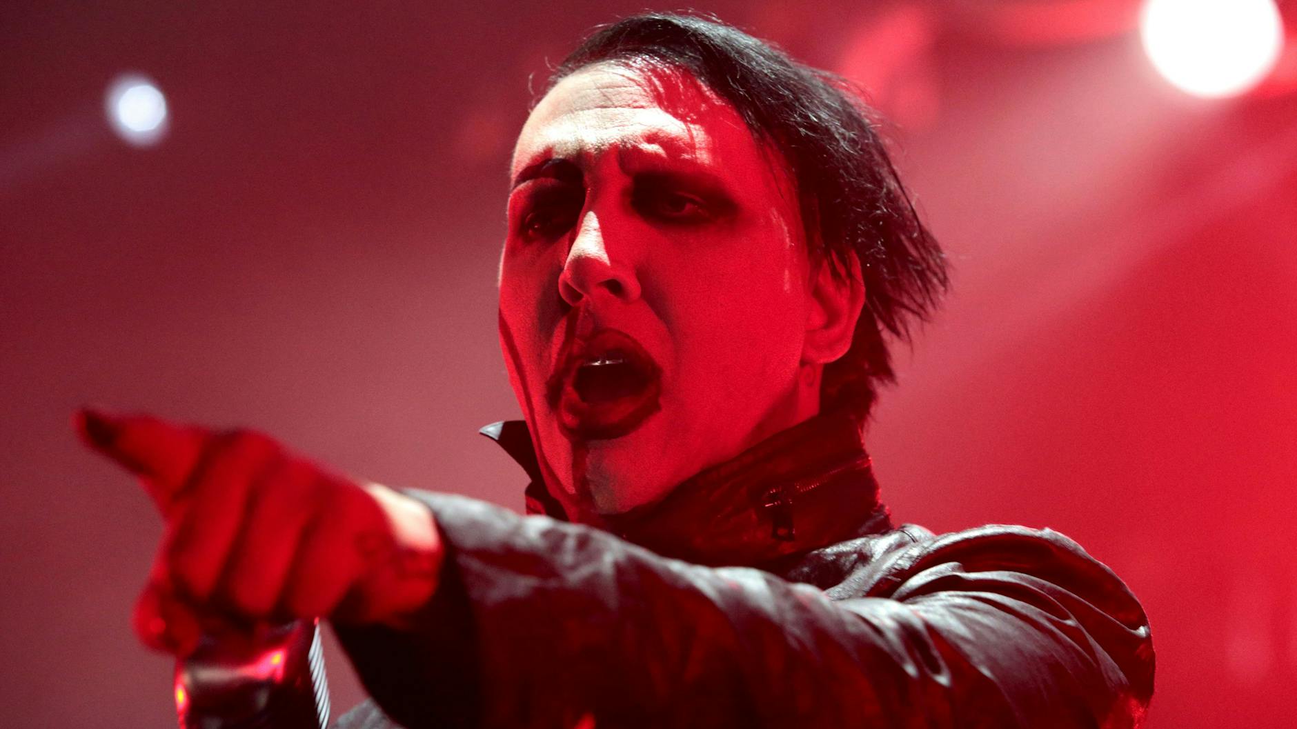 Der Schockrocker <a href="https://www.berliner-zeitung.de/news/missbrauchsvorwuerfe-plattenfirma-trennt-sich-von-marilyn-manson-li.137046">Marilyn Manson</a> in Bühnenpose. 