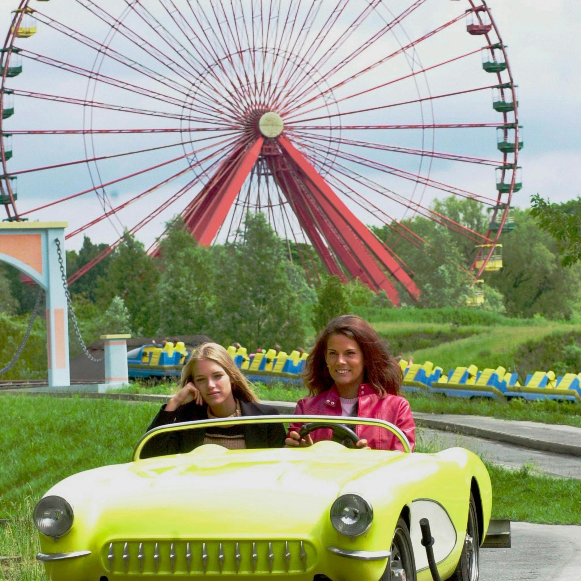 Mit solchen Rummel-Autos konnten Besucher noch 1999 ihre Runden unter dem Riesenrad drehen. 