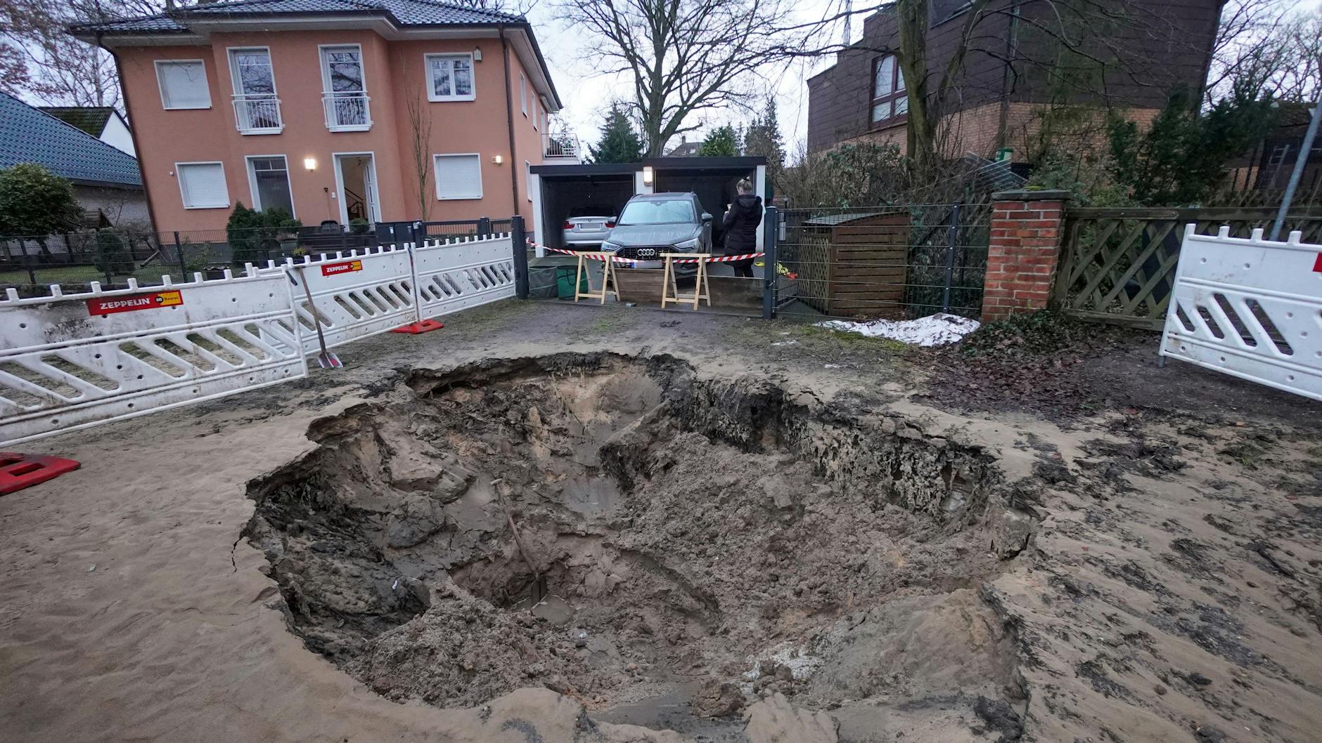 Ein circa vier Meter großer Krater ist vor der Grundstückseinfahrt zu sehen. Die Ursache war der Bruch einer 15 Zentimeter dicken Wasserleitung. 
