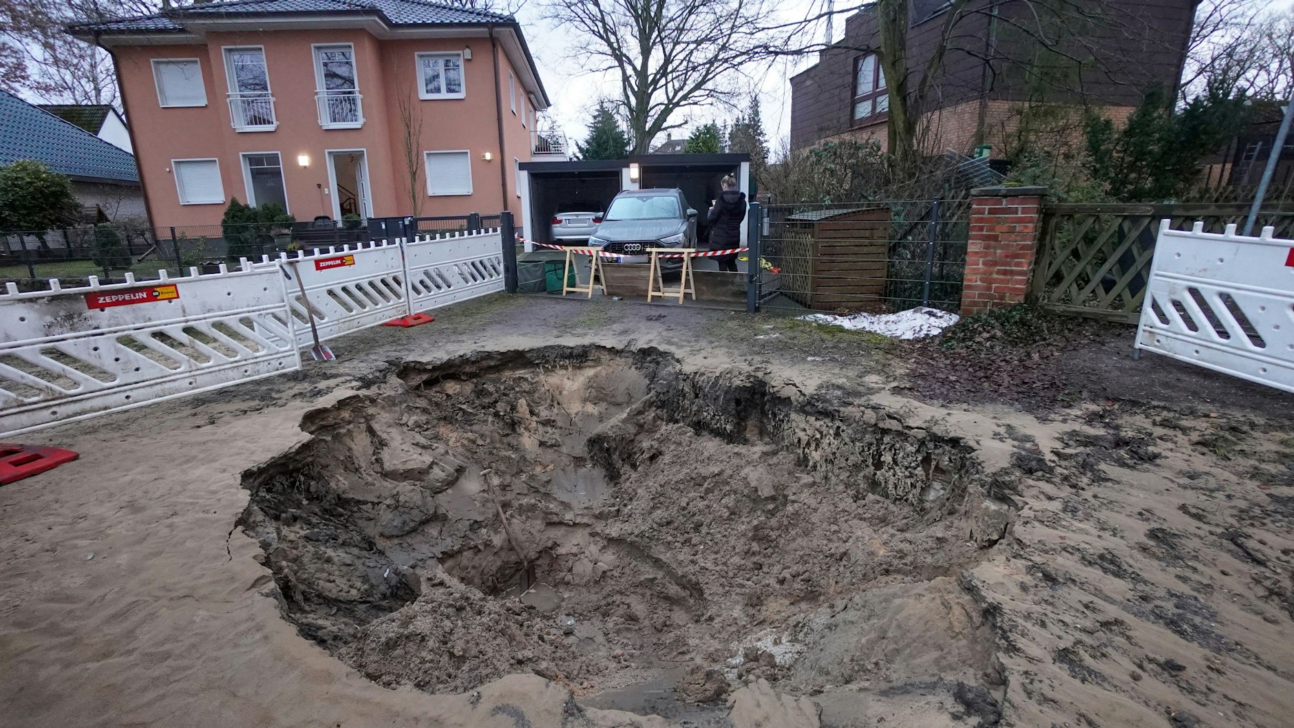 Ein circa vier Meter großer Krater ist vor der Grundstückseinfahrt zu sehen. Die Ursache war der Bruch einer 15 Zentimeter dicken Wasserleitung.&nbsp;