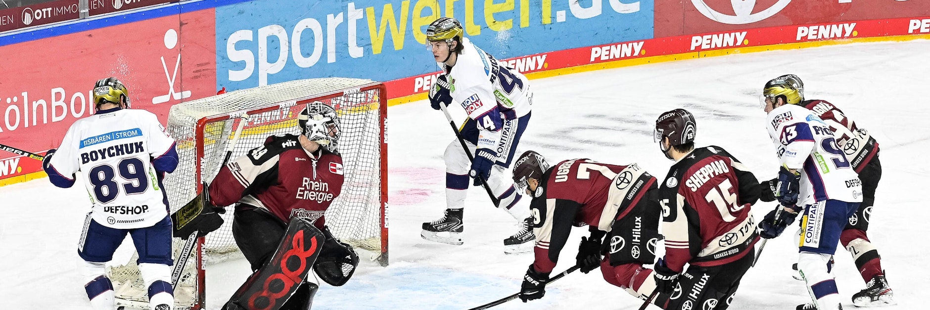 Der Anfang der Eisbären-Herrlichkeit: Lukas Reichel (M.) schiebt nach schöner Kombination zum 1:1 in Köln ein.