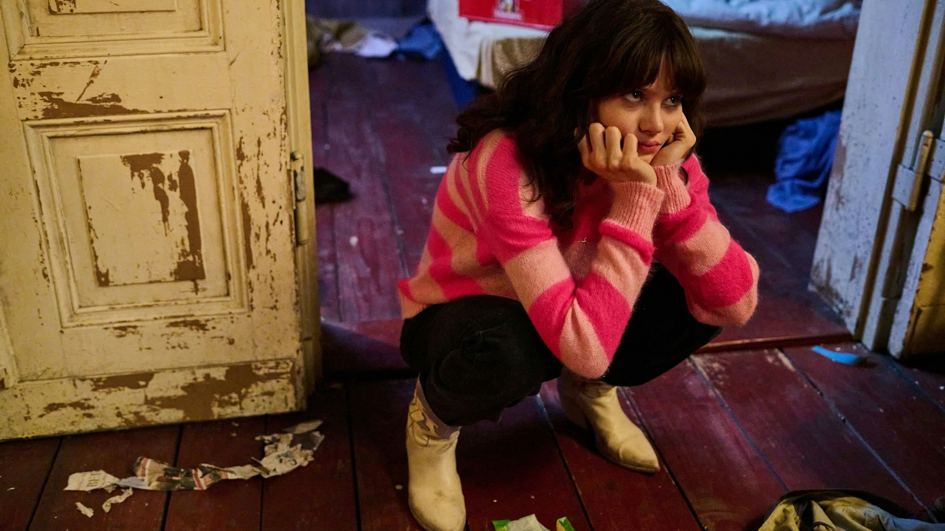 Die Tür sagt: Berlin, 1970er. Der Look von Christiane (Jana McKinnon) dagegen ist Berlin heute.&nbsp;