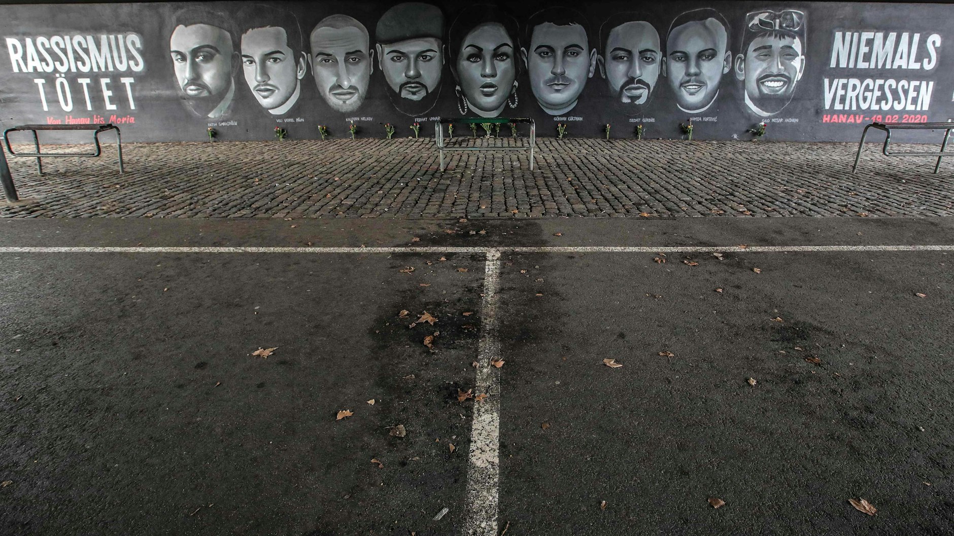Ein Wandgemälde zeigt die neun Opfer des rassistischen Terroranschlags von Hanau.
