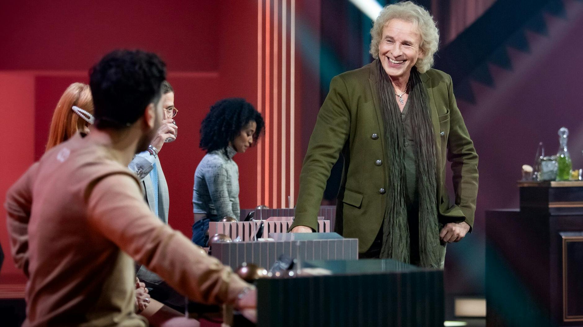 Thomas Gottschalk musste für „Die letzte Instanz“ viel Kritik ernten. Zu Recht? Eigentlich gilt er als Weltenbummler. Hier eine Szene aus „Wer stiehlt mir die Show?“