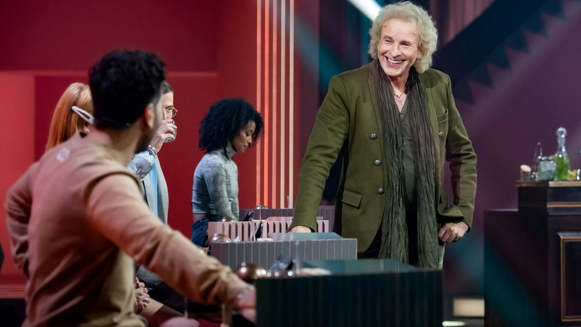 Thomas Gottschalk musste für „Die letzte Instanz“ viel Kritik ernten. Zu Recht? Eigentlich gilt er als Weltenbummler. Hier eine Szene aus „Wer stiehlt mir die Show?“