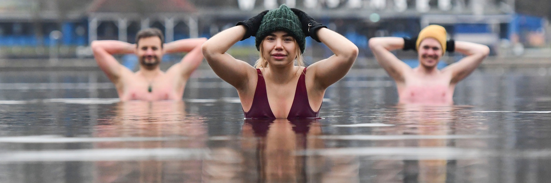 Nur mit Badebekleidung, Handschuhen und Mütze geht es in den Weißen See.&nbsp;<br>