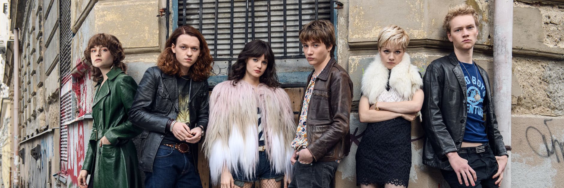 Die Schauspieler (v. li.) Lena Urzendowsky (Stella), Jeremias Meyer (Axel), Jana McKinnon (Christiane), Michelangelo Fortuzzi (Benno), Lea Drinda (Babsi) und Bruno Alexander (Michi) aus der neuen Serie „Wir Kinder vom Bahnhof Zoo“.