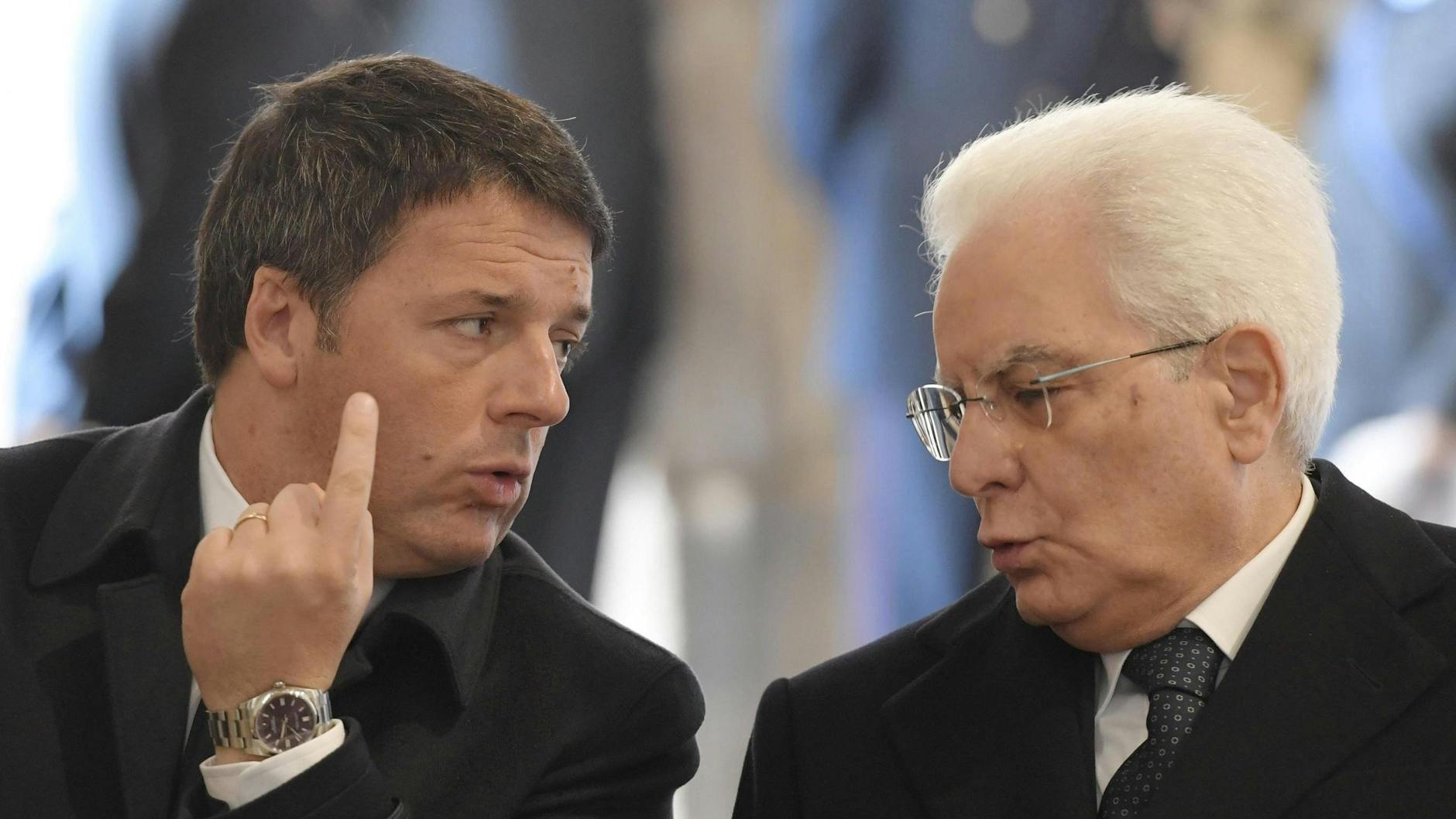 Sergio Mattarella 2016 mit dem damaligen Ministerpräsidenten Matteo Renzi. Der hatte Mattarella 2015 beim Weg in den Präsidentenpalast unterstützt - und ließ jetzt die Koalition platzen. 