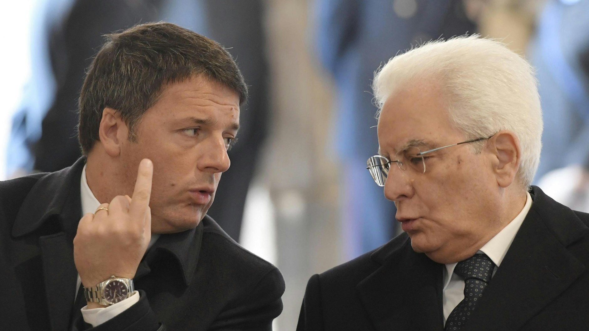 Sergio Mattarella 2016 mit dem damaligen Ministerpräsidenten Matteo Renzi. Der hatte Mattarella 2015 beim Weg in den Präsidentenpalast unterstützt - und ließ jetzt die Koalition platzen.&nbsp;