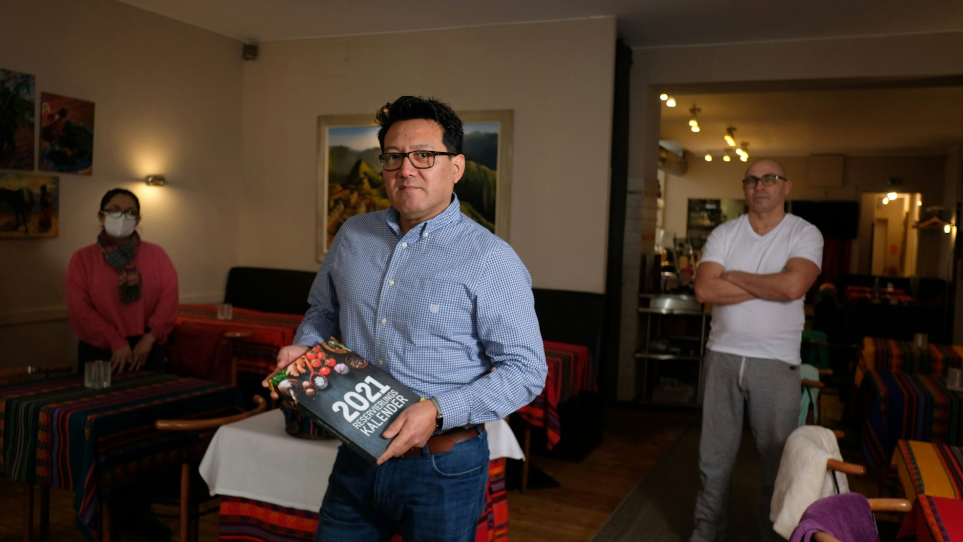 Leeres Restaurant, leeres Reservierungsbuch: Inhaber Enrique Serván mit&nbsp;Virginia und Rodolfo im Restaurante Serrano.<br>