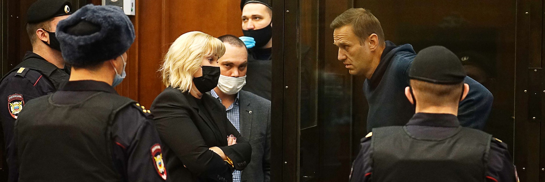Alexej Nawalny spricht aus einem Glaskasten im Moskauer Stadtgericht mit seinen Anwälten Olga Mikhailowa und Vadim Kobzew.&nbsp;