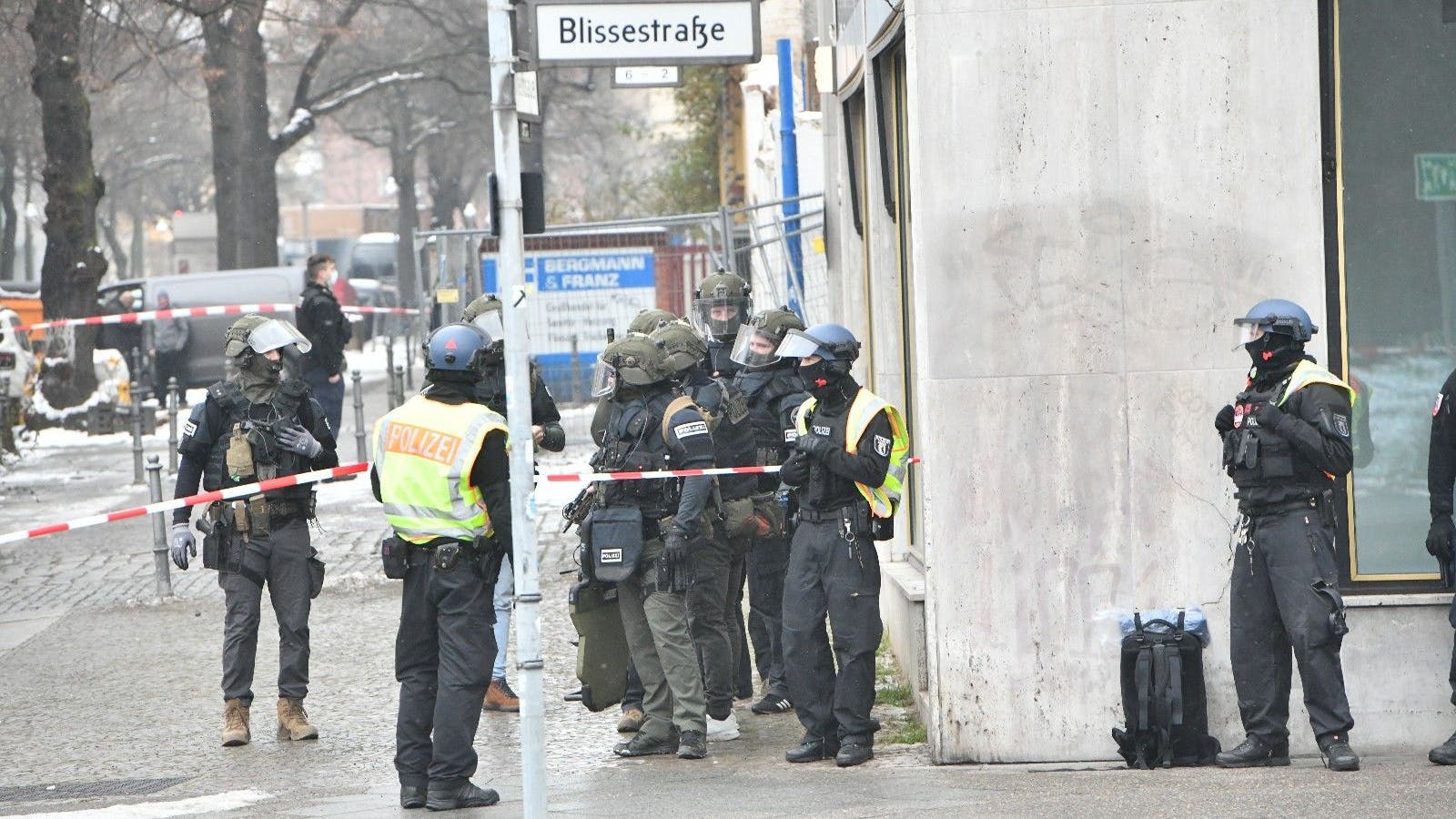 Einsatzkräfte der Polizei an der Bankfiliale in Wilmersdorf.