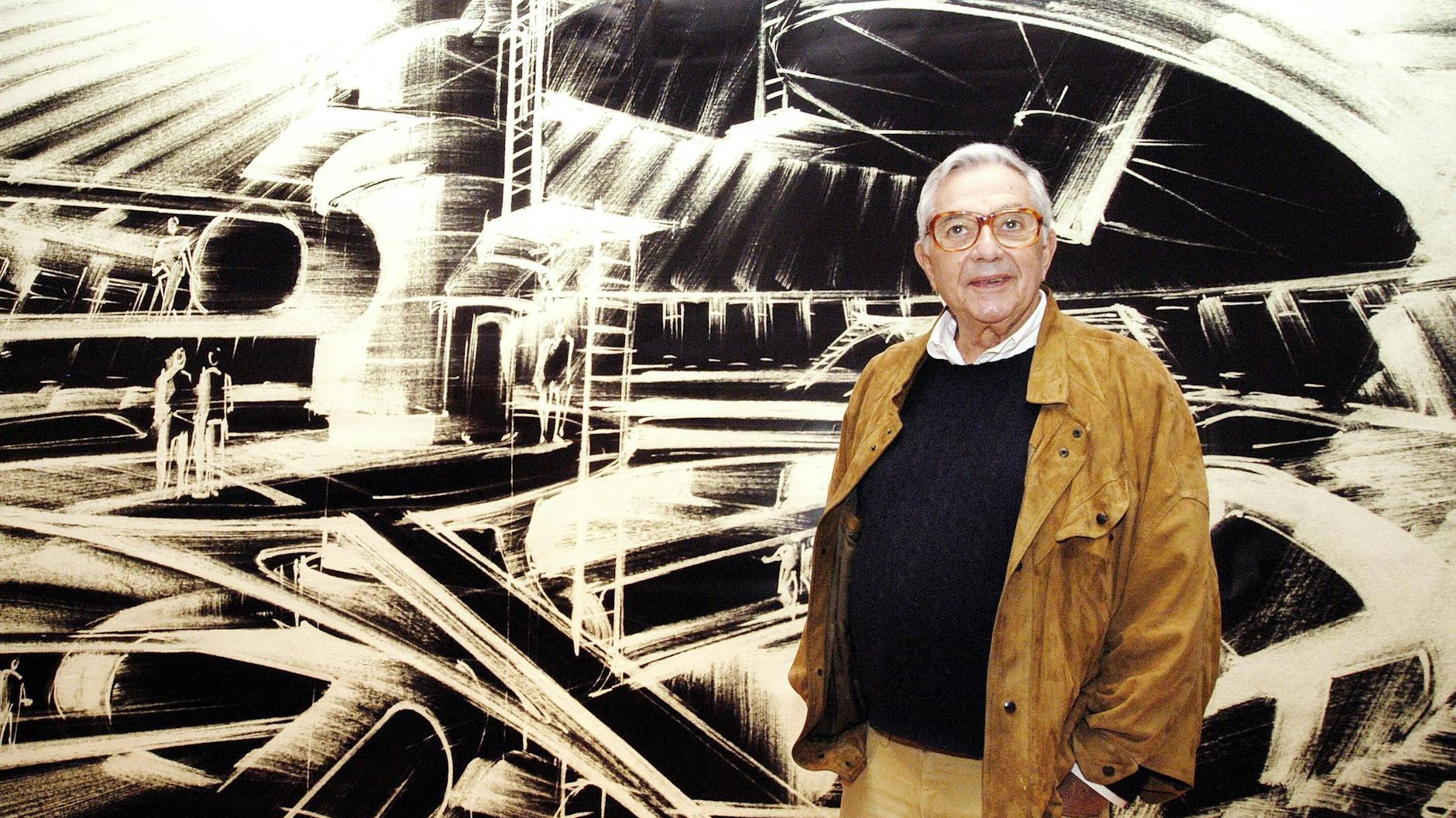 Szenenbildner Ken Adam vor einem seiner Entwürfe.