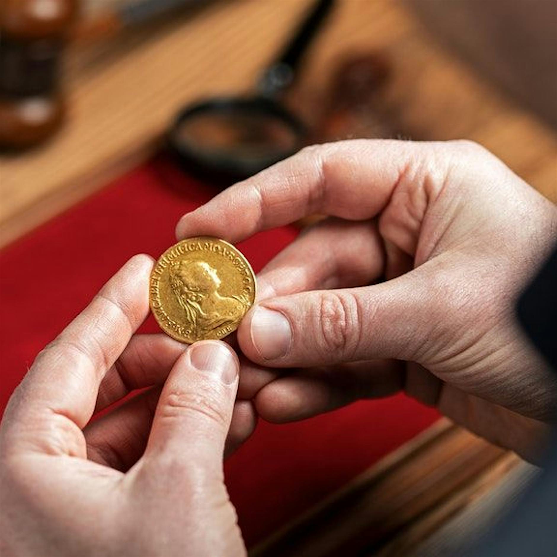 Berliner Rentner: So machte ihn ein zufälliger Münzfund reich