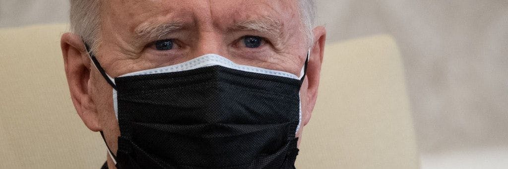 US-Präsident Joe Biden trägt zwei Masken übereinander, um sich und andere vor Corona zu schützen. Ein deutscher Krankenhaushygieniker hat von dieser Strategie abgeraten.