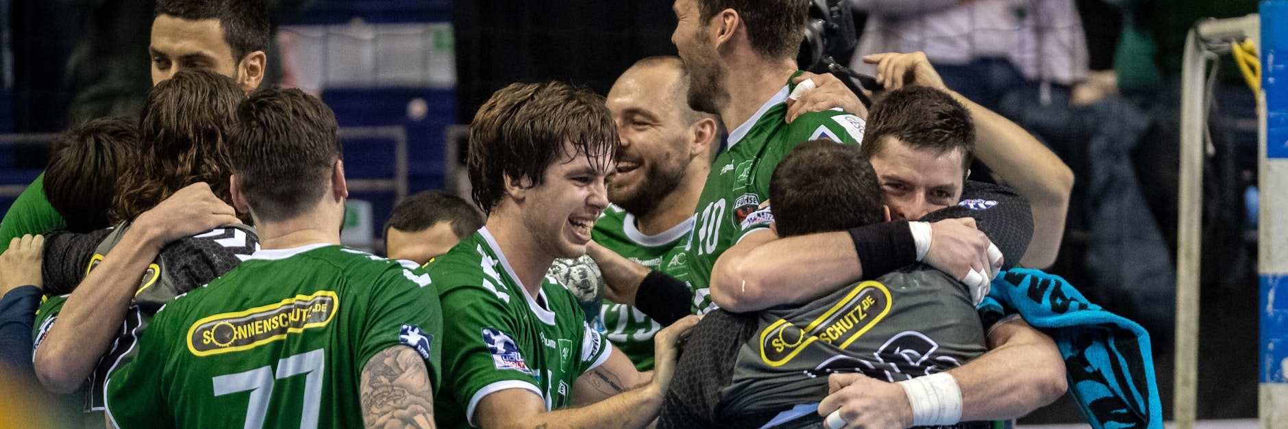 So schön fühlt sich Erfolg an: Die Füchse feiern in der Saison 2019/20  den Heimsieg gegen  die RN Löwen.