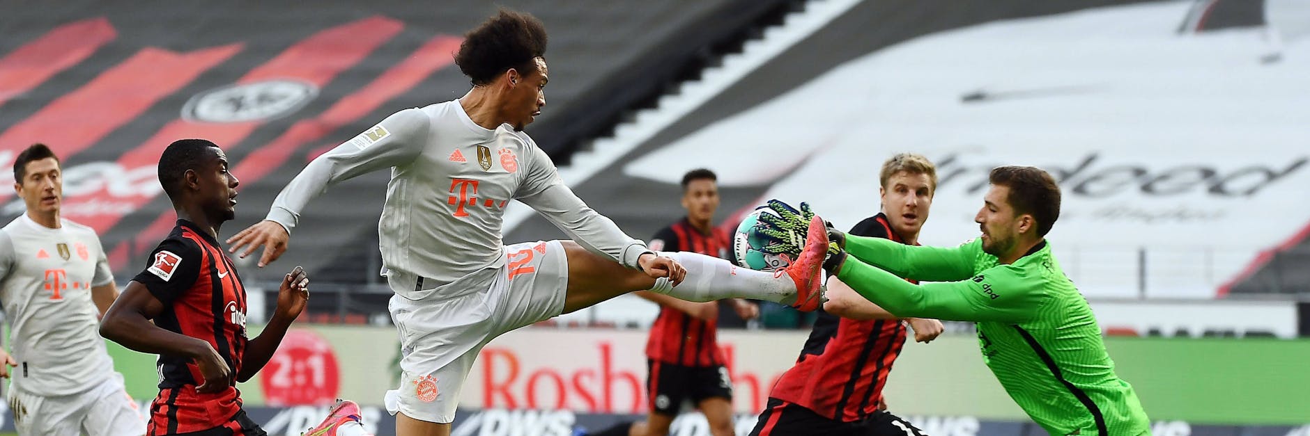 Spektakulär, aber ohne Erfolg: Bayern-Star Leroy Sané scheitert an Frankfurts Torhüter Kevin Trapp. 