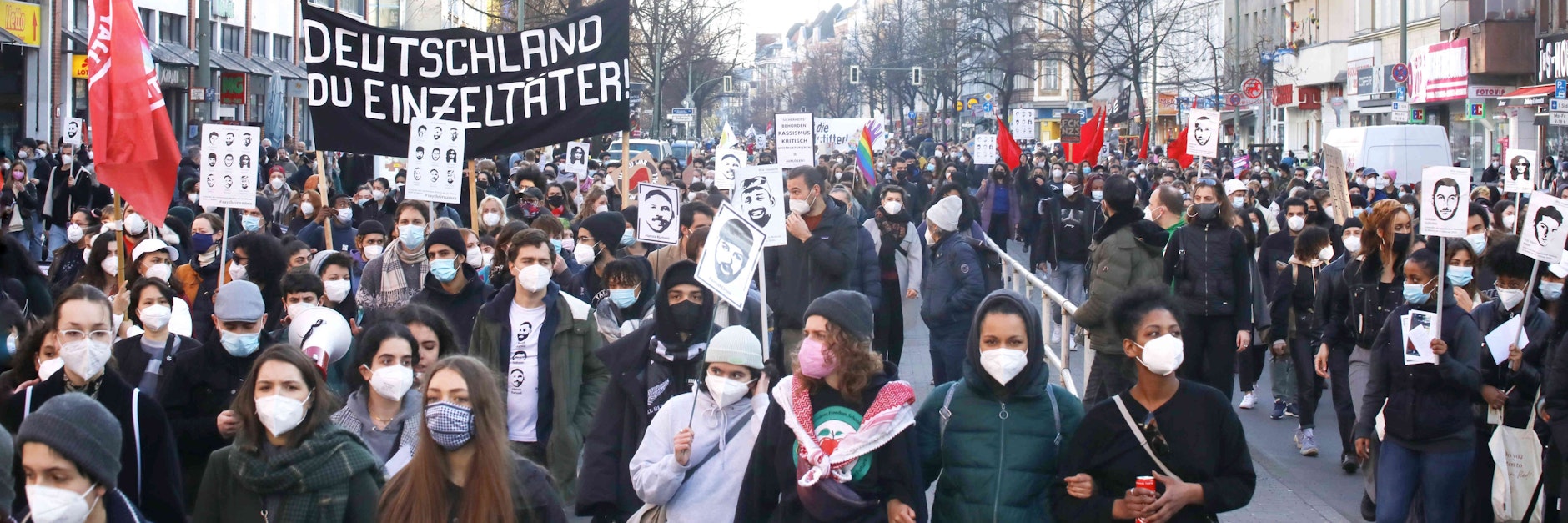 Ab S-Bahnhof Hermannstraße wurde mit einer Demo an den Anschlag in Hanau vor einem Jahr erinnert.
