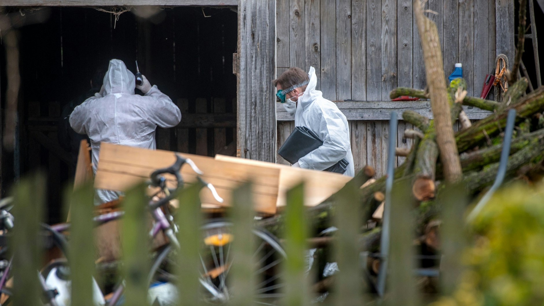 Tierärzte in Schutzkleidung untersuchen einen Stall (Symbolbild).