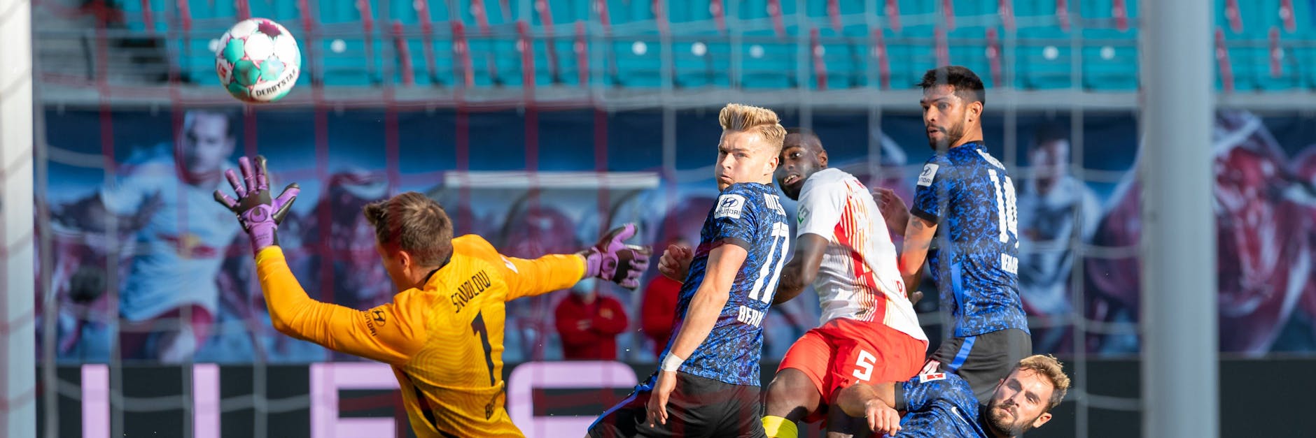 Leipzigs Dayot Upamecano (3.v.l.) traf im Hinspiel im Oktober zum 1:1. Hertha verlor am Ende knapp und unglücklich mit 1:2.