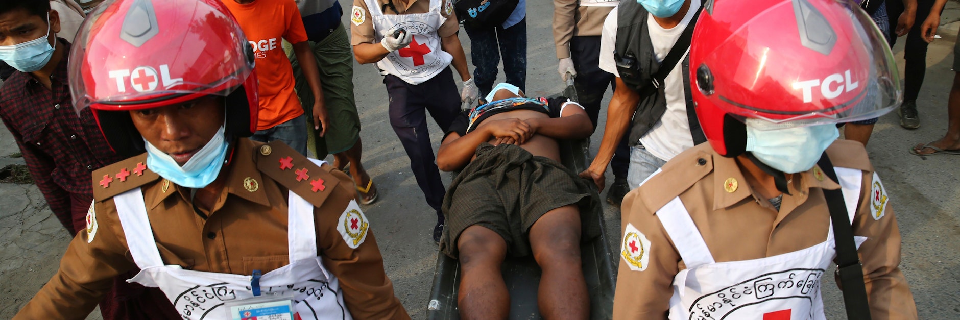 Helfer bringen einen Verletzten in Sicherheit. Die Polizei setzte Wasserwerfer, Tränengas, Steinschleudern und Gummigeschosse gegen Demonstranten ein.