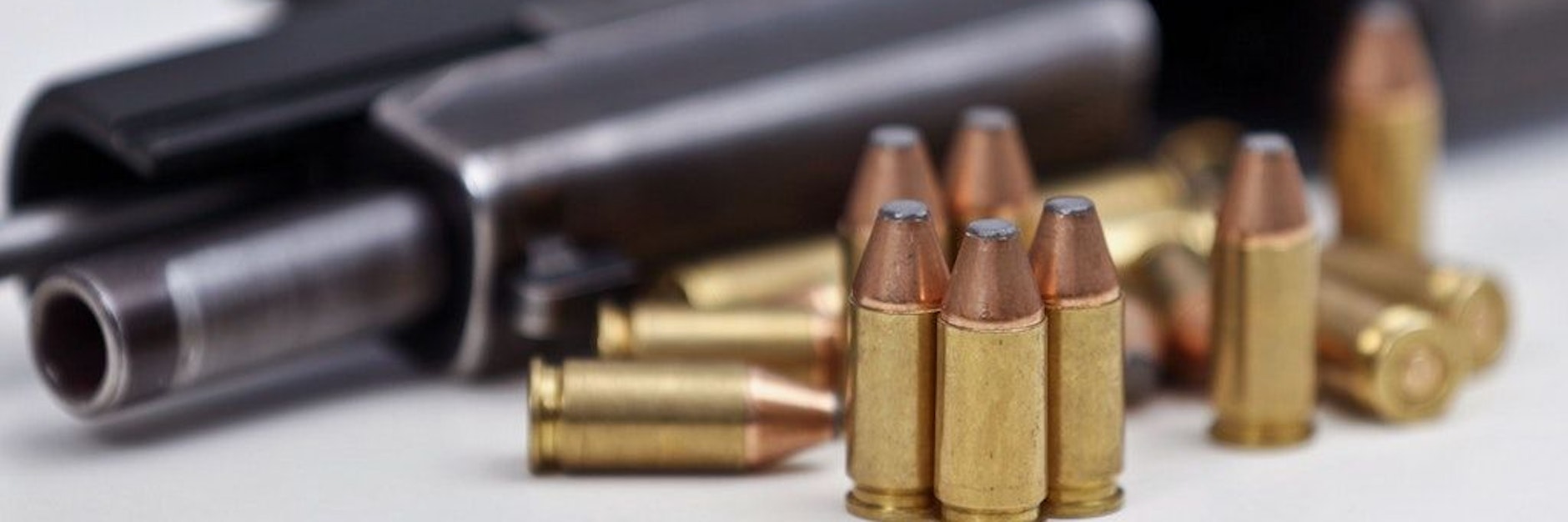 Ein Waffenhandelsring in Bayern wurde enttarnt. Die Erlöse sollten offenbar einer AfD-nahen Organisation zufließen.