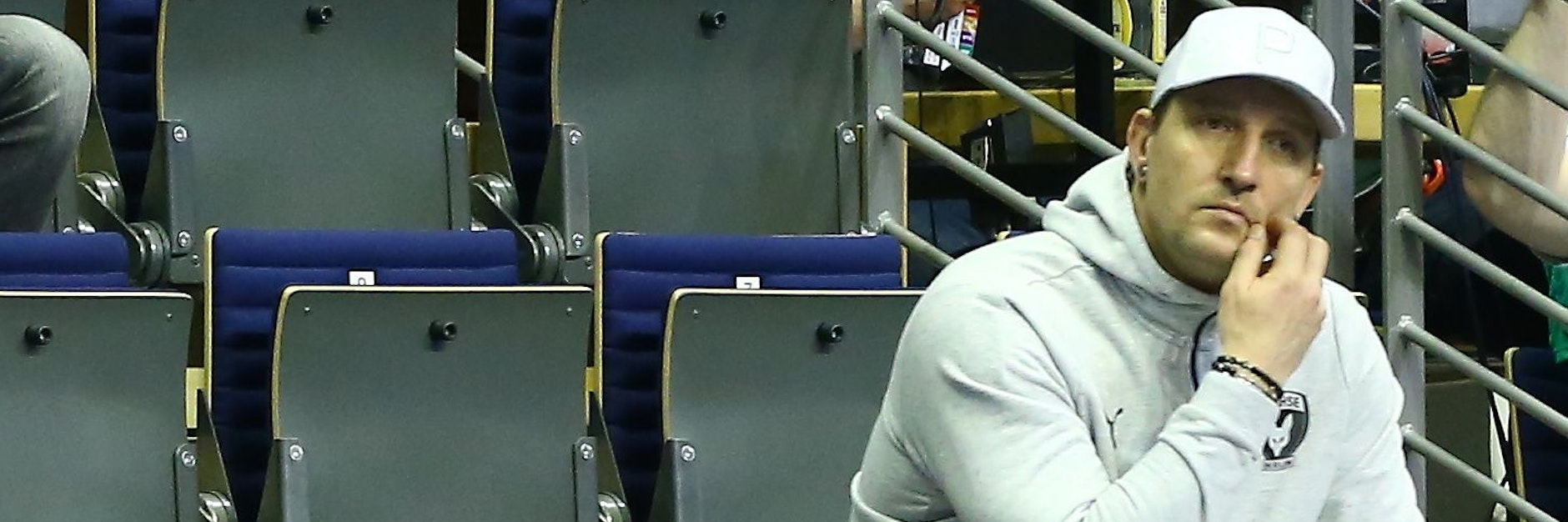 Füchse-Sportvorstand Stefan Kretzschmar ist schon während des Spiels gegen die Löwen bedient.&nbsp;&nbsp;