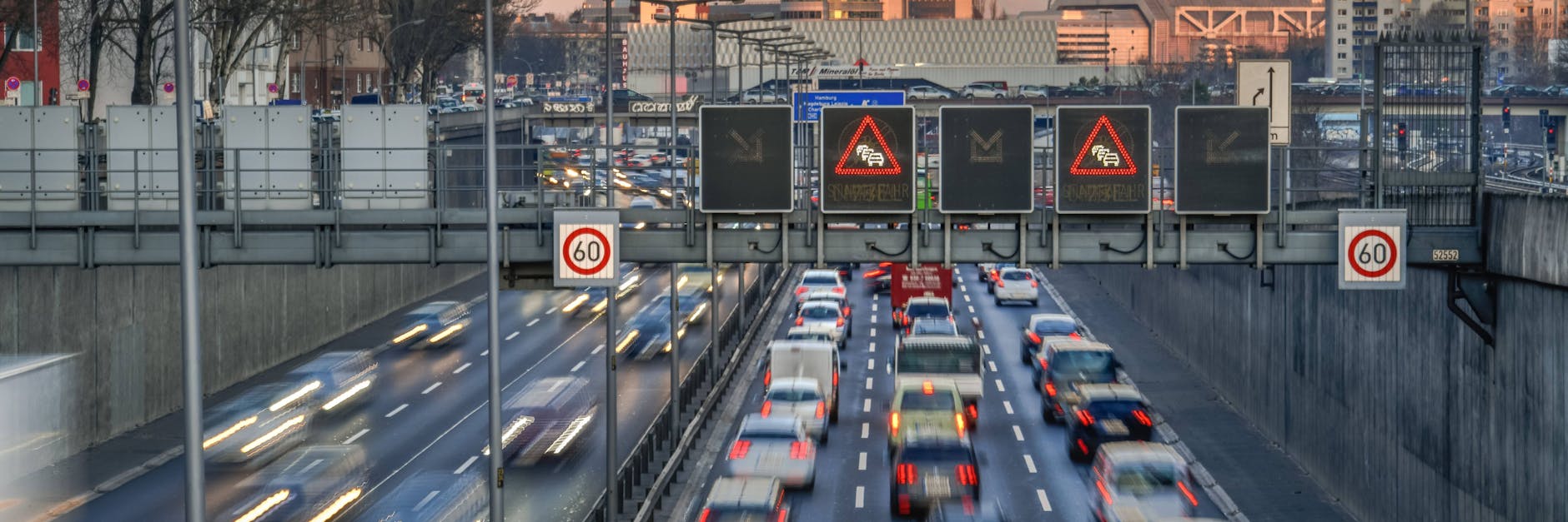 Von montags bis freitags ist der Stadtring häufig Staustelle. Unter anderem, weil 150.000 Brandenburger mit dem Auto zur Arbeit nach Berlin fahren. 