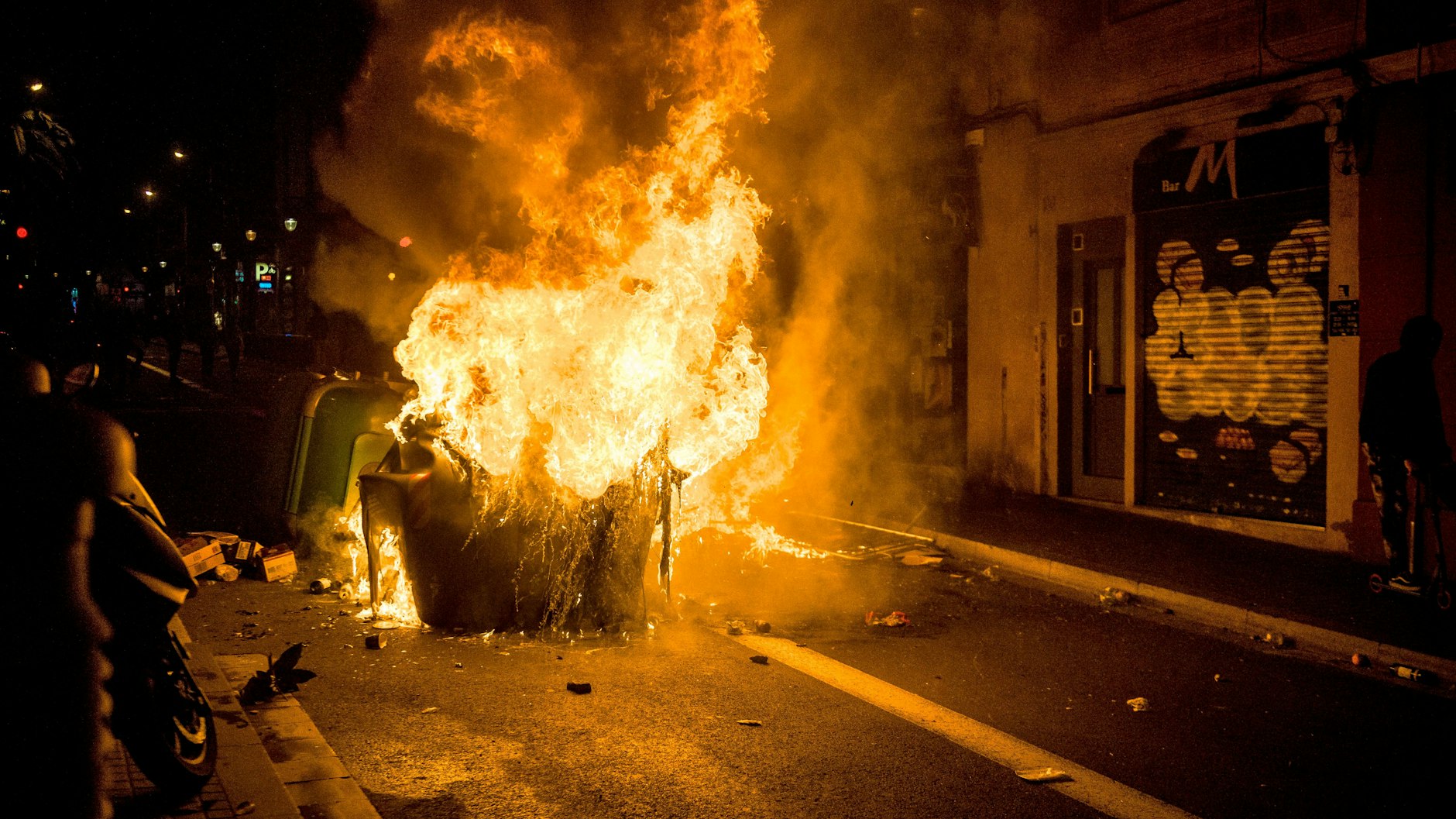 In den Straßen von Barcelona setzten die Demonstranten Barrikaden in Brand.