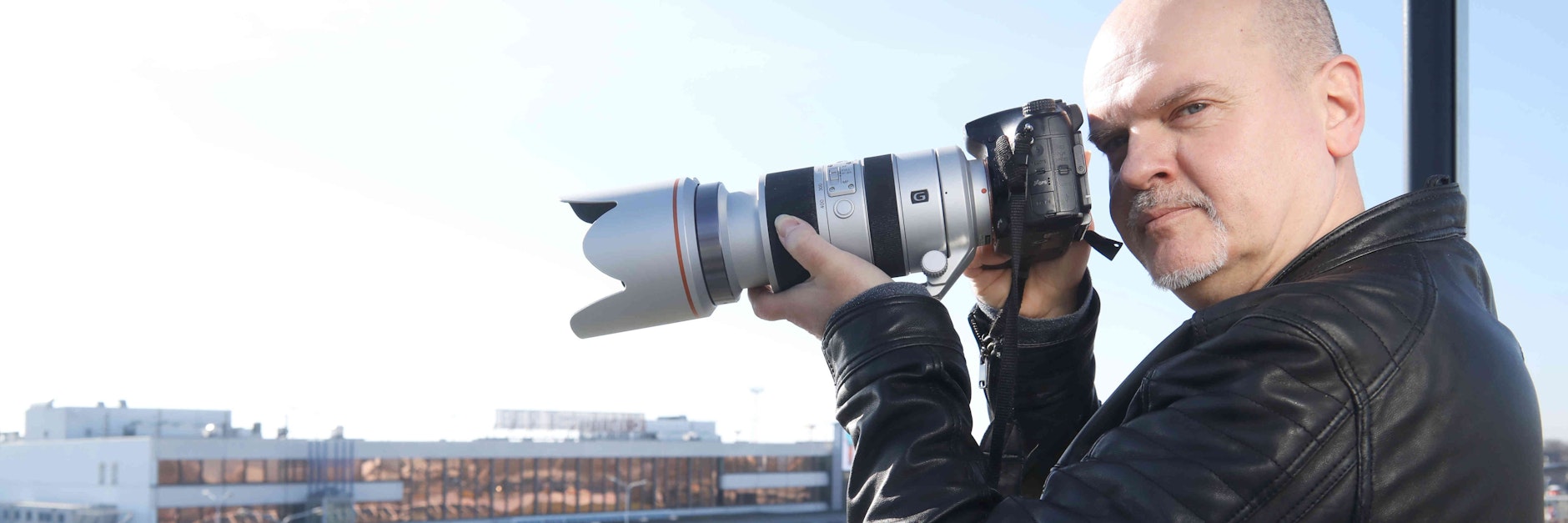 Oliver Pritzkow ist Planespotter. Seit seiner Kindheit fotografiert er Flugzeuge. Er ist auf das oberste Deck des Parkhauses 54 gefahren, für letzte Bilder von den Terminalgebäuden.