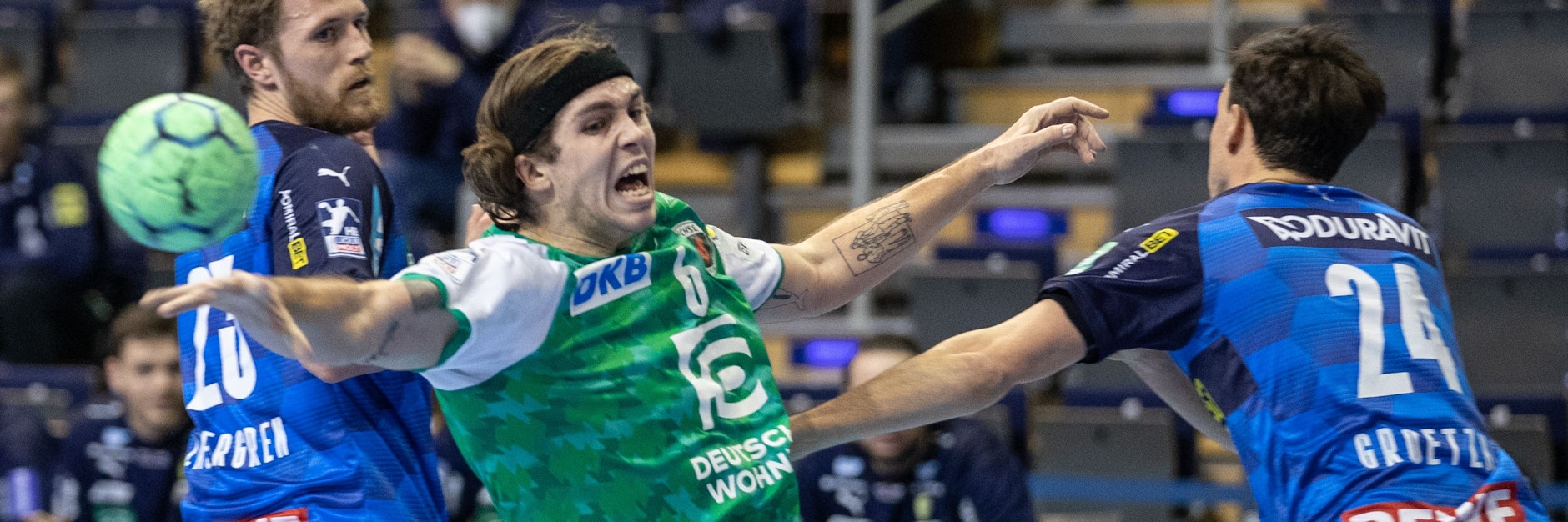 Typisch fürs Spiel: Die Löwen stehen stabil, Fuchs Jacob Holm wirft eher panisch den Ball weg.&nbsp; &nbsp;