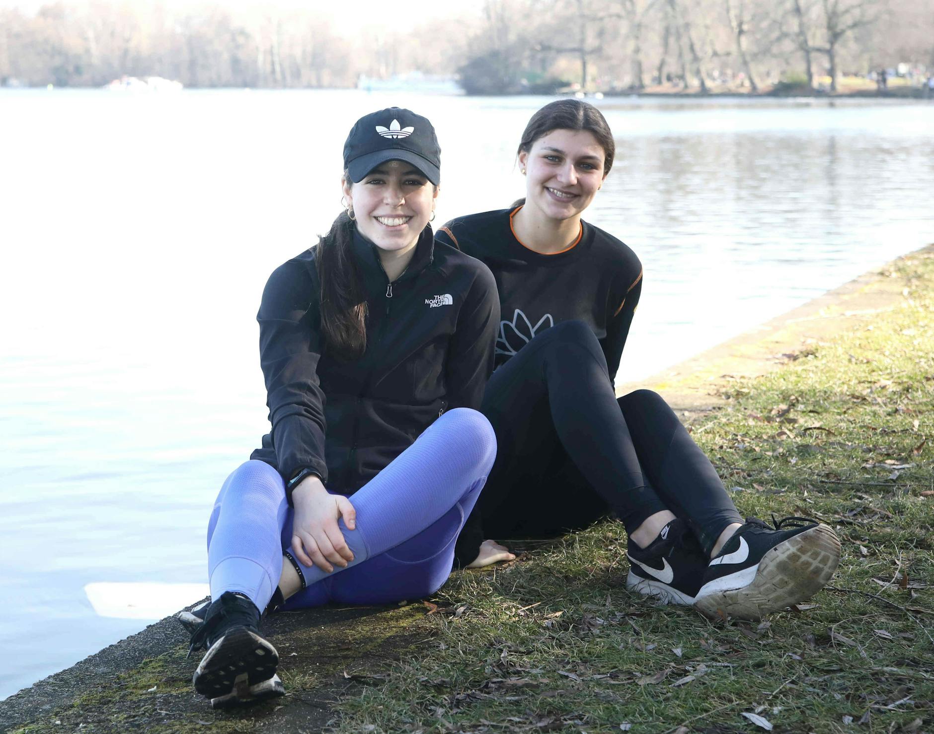 16 Kilometer gelaufen - nun genießen Erika Friedel (20, l.) und Alessia Sierich (21) die Sonne.