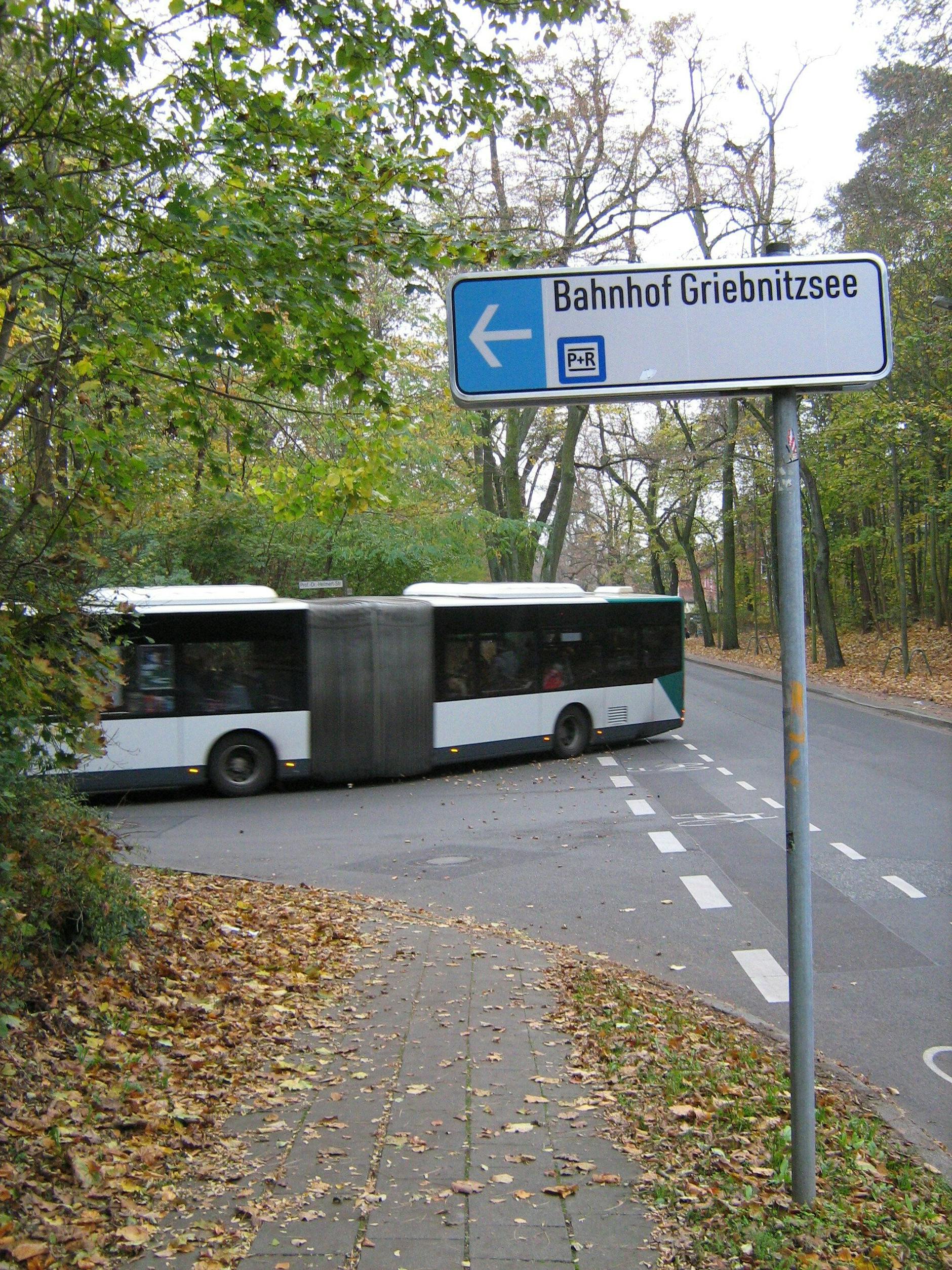 Kleiner geht es kaum: Der Hinweis auf den P+R-Platz am Bahnhof Griebnitzsee.