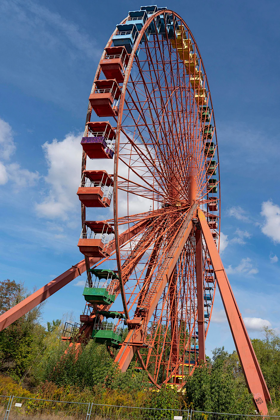 Das 45 Meter hohe Riesenrad, wie es vor Tagen noch im Spreepark stand.