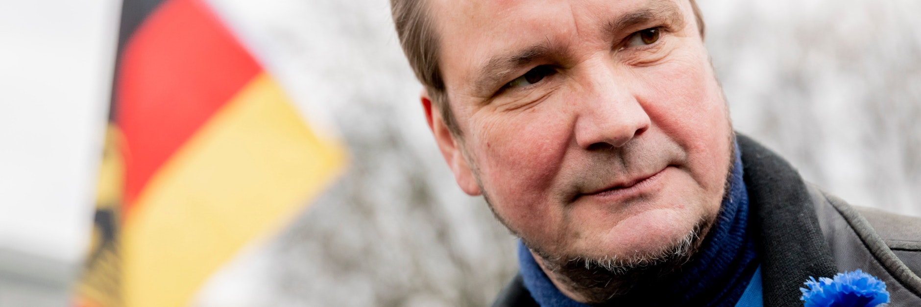 Andreas Wild 2018 bei einer Pegida-Demo in&nbsp; Berlin mit Kornblume am Revers, einem Symbol der Nazis im Vorkriegs-Österreich.