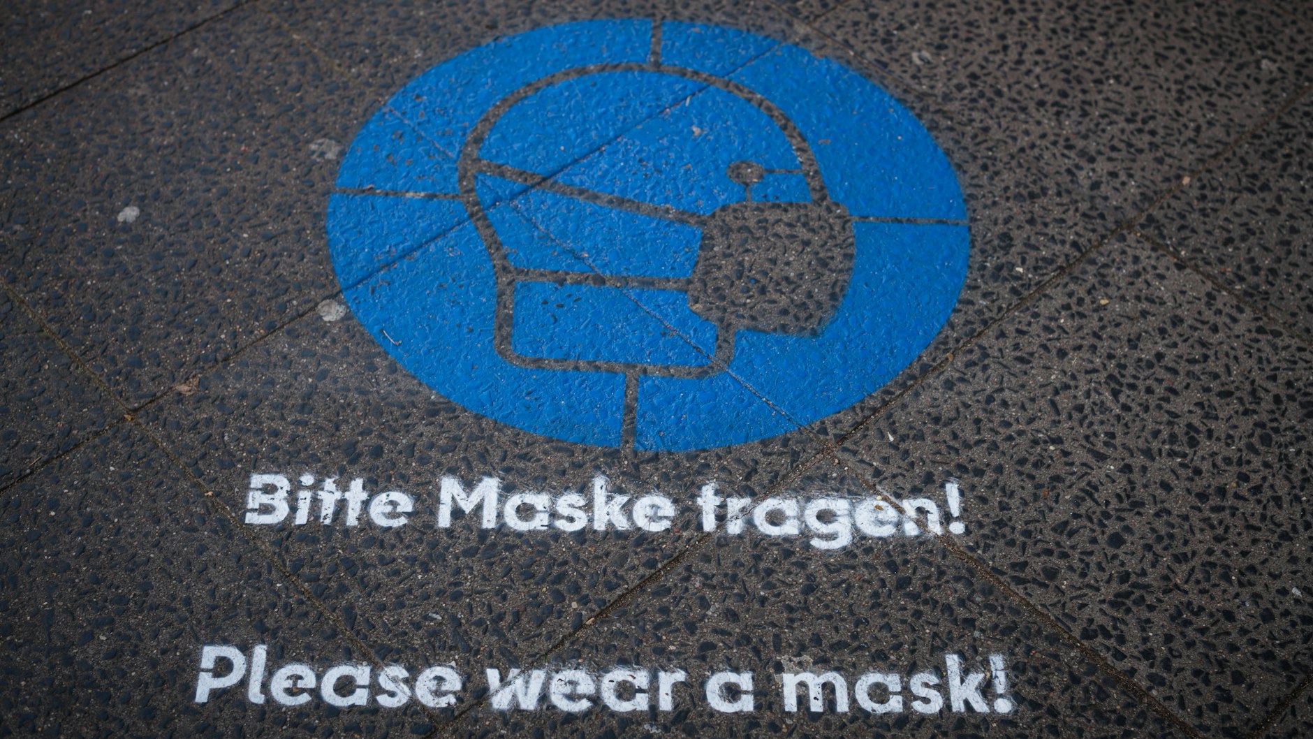 Dieses Piktogramm mahnt die Einhaltung der Maskenpflicht an (Symbolbild).