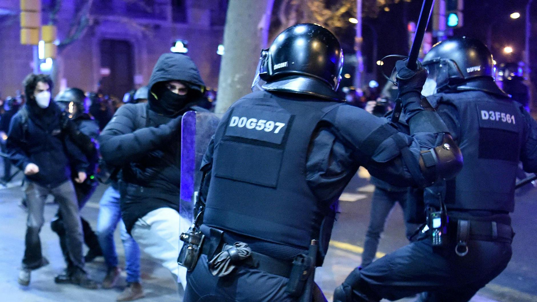 Immer wieder lieferten sich die jungen Leute Auseinandersetzungen mit der Polizei.