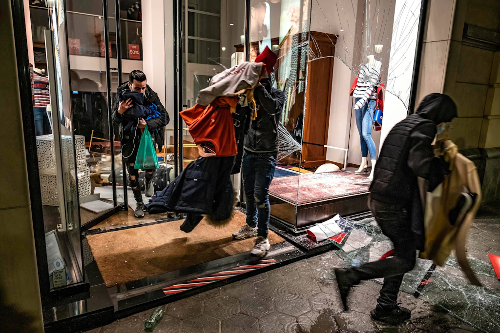 Barcelona: Festnahmen nach Plünderungen und Bränden