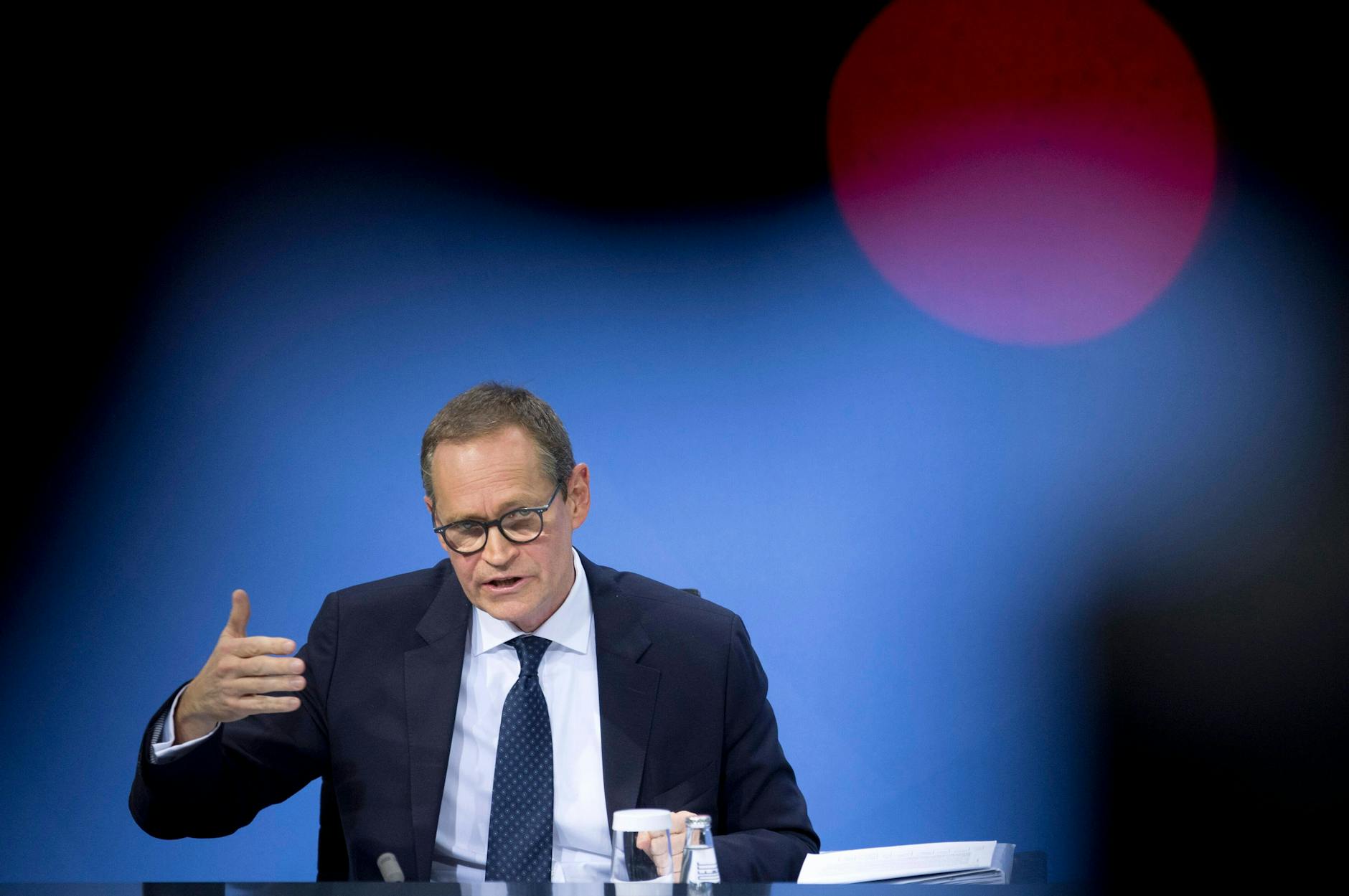 Weiter Maske auf und Abstand halten: Berlins Regierender Bürgermeister Michael Müller (SPD).