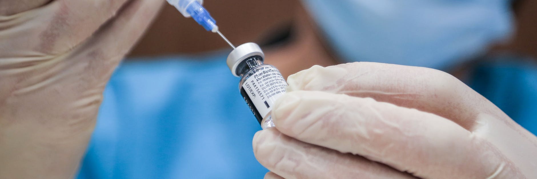 Viele möchten gern gegen Covid-19 geimpft werden, müssen aber auf einen Termin warten.