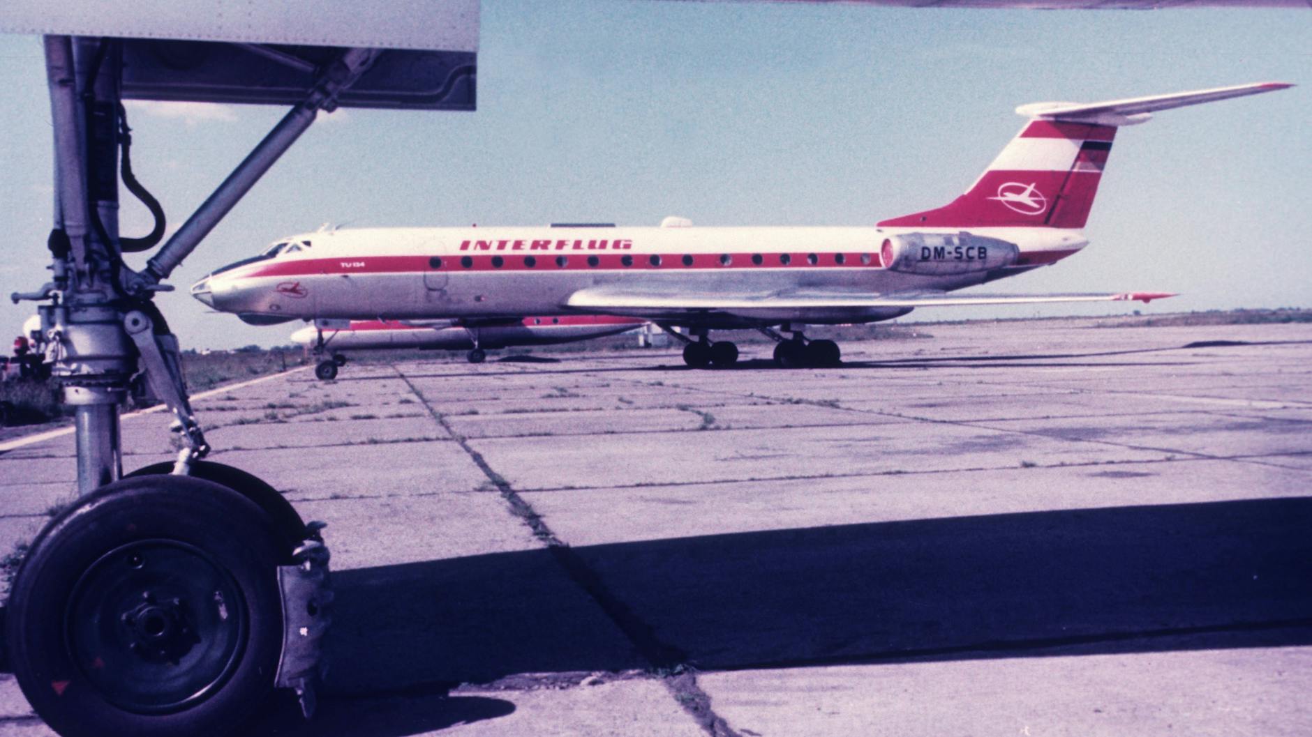 Eine Tupolev TU-134A der Interflug auf dem Flughafen Berlin-Schönefeld 1970. 