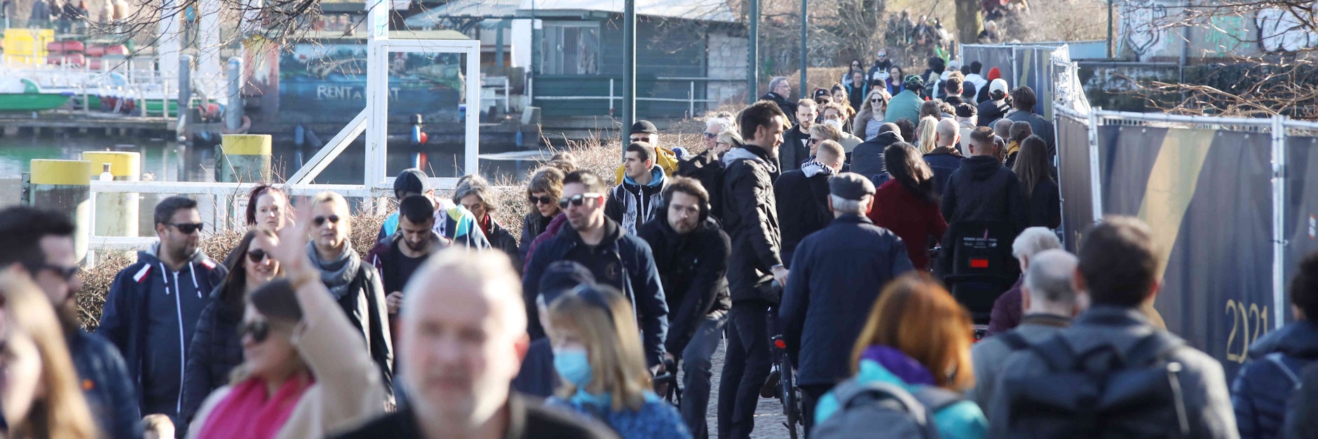 Tausende Menschen waren an diesem Sonntag im Treptower Park unterwegs, um das schöne Wetter zu genießen.