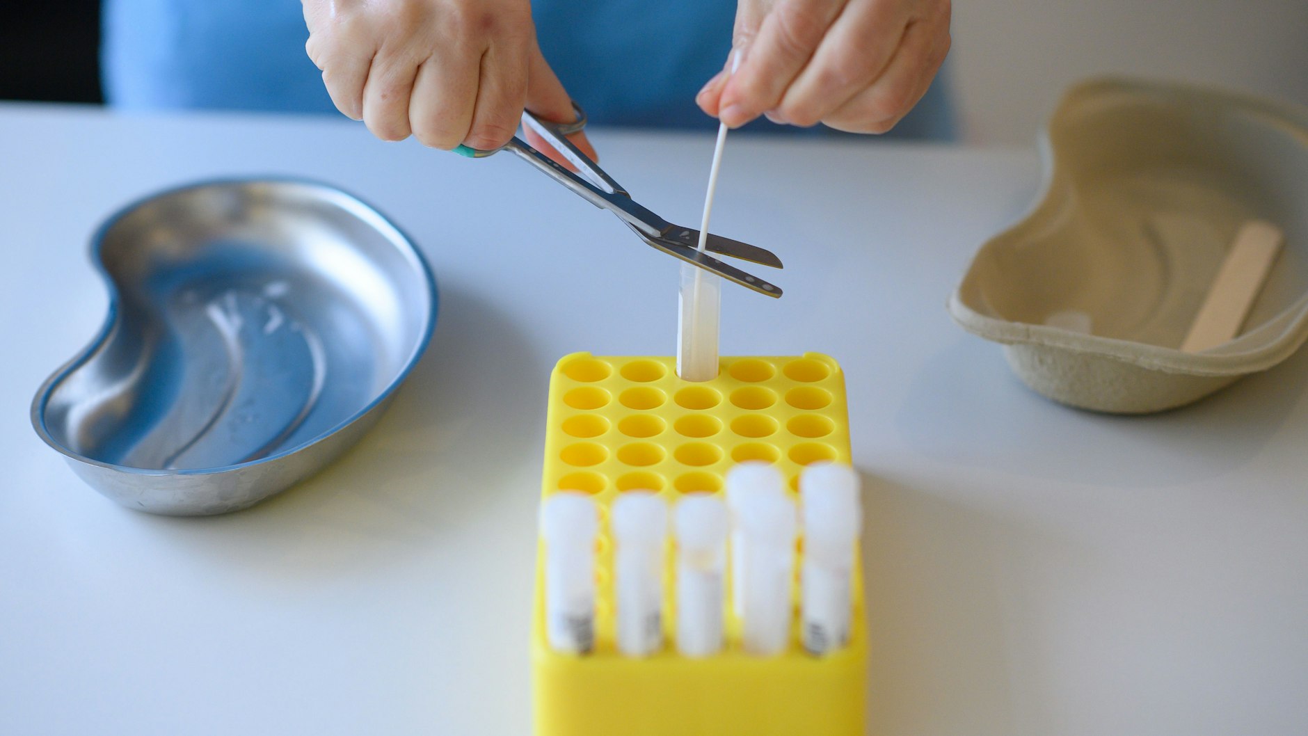 Mehrere Corona-Tests in einer Teststelle in Berlin-Lichtenberg vor wenigen Tagen.