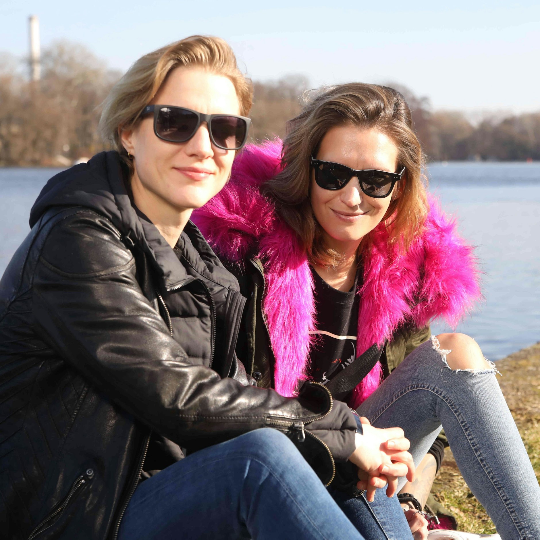 Antje Dietrich (38, l.) und Milda Pospiech (37) leben in Schöneberg. Sie verbrachten den Sonntag an der Spree.